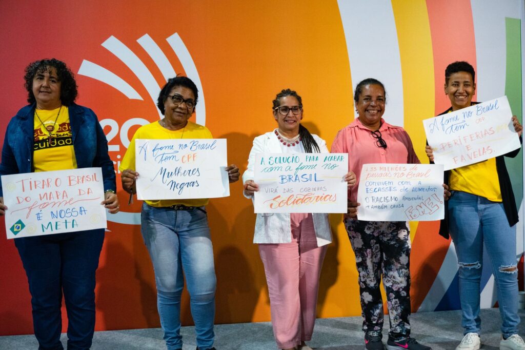 Membros do fórum de cozinhas solidárias do Rio de Janeiro no evento g20 social.