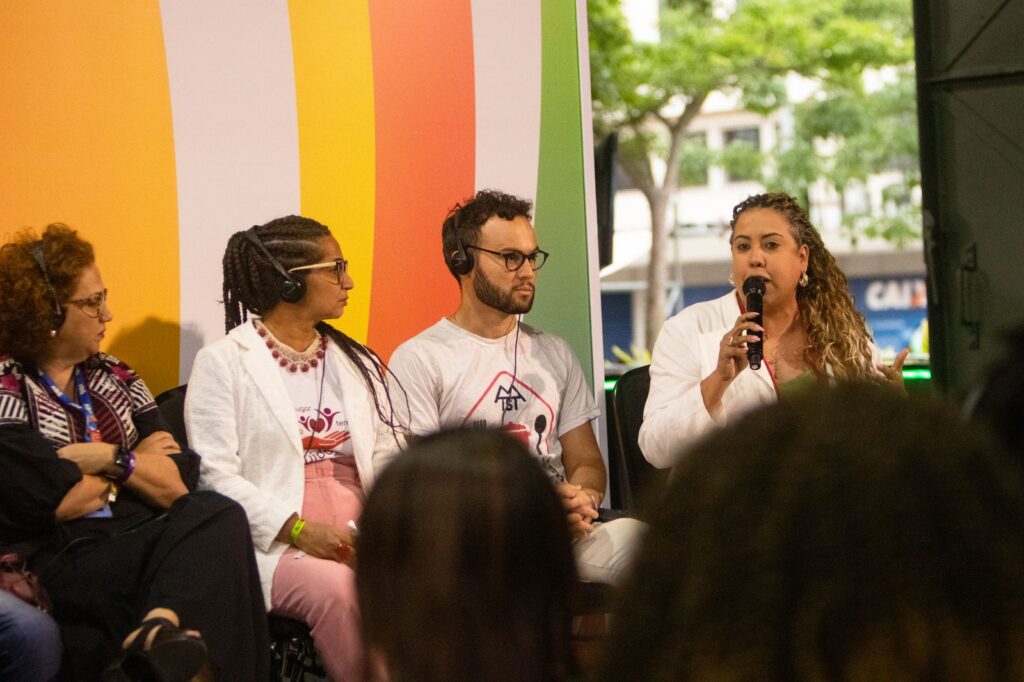 Membros do fórum de cozinhas solidárias do Rio de Janeiro no evento g20 social.